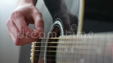 他用黑色吉他演奏。 调解人